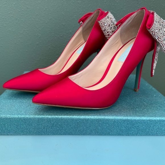 Betsey Johnson Red Heels Rhinestone Bows Perfect for Valentine’s Day Women’s - Picture 2 of 5